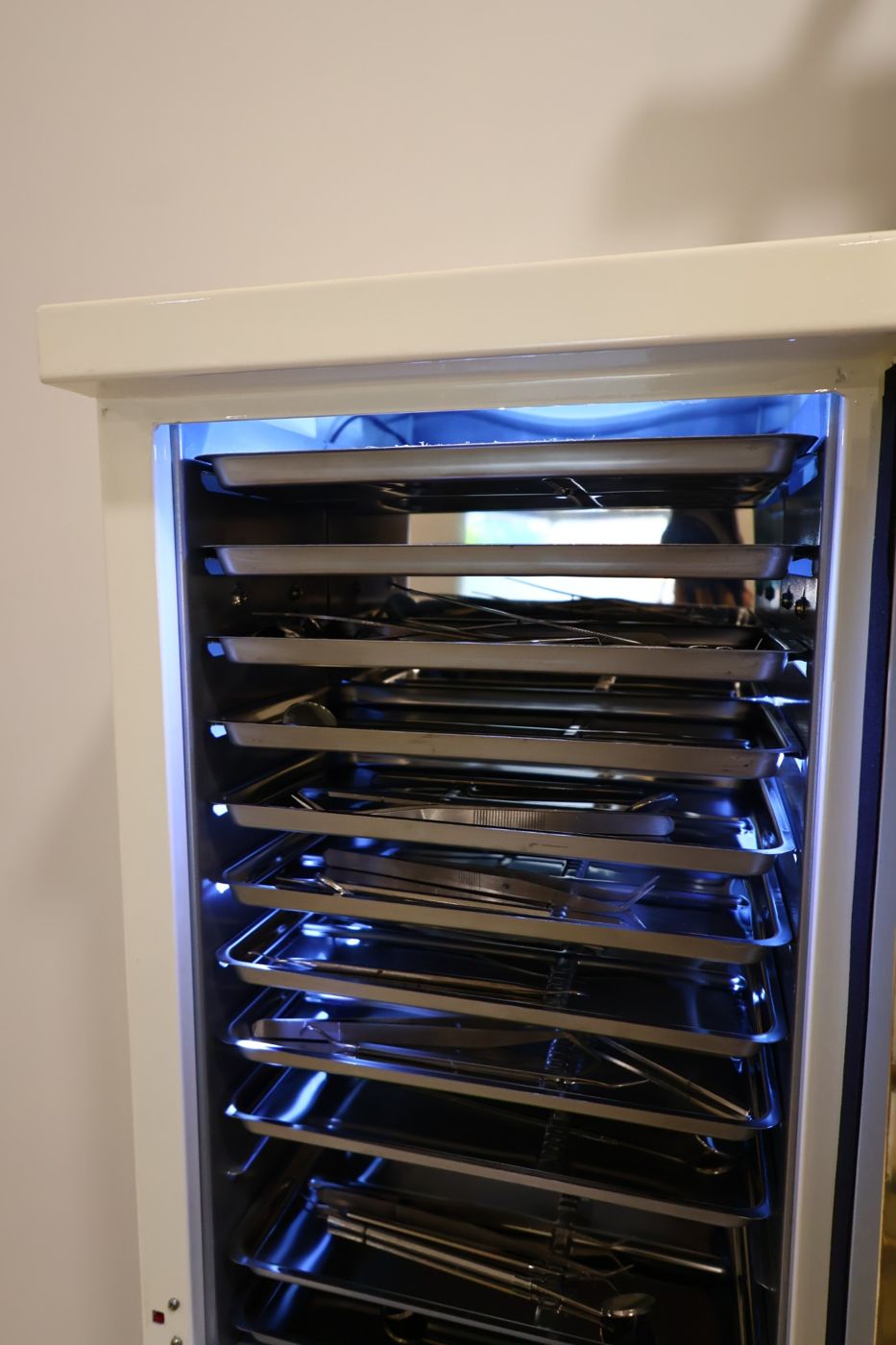 UV sterilization chamber with instrument trays